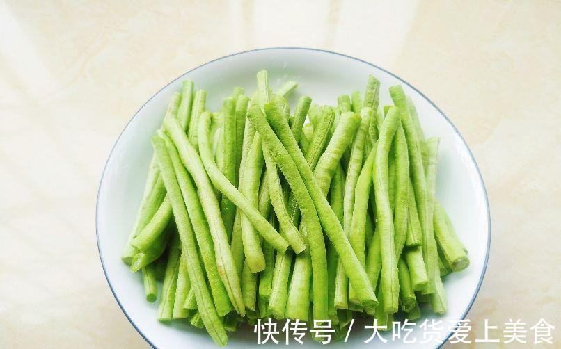 立秋前后豇豆怎么做好吃?加点肉末,去燥营养不丢失
