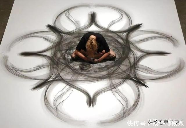 她是美院女学生,用自己的身体在纸上画画,却被认为是在恶搞