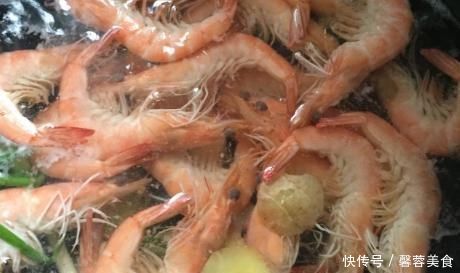 水煮大虾，有人放盐，有人放醋，厨师长教你正确方法做，嫩又滑