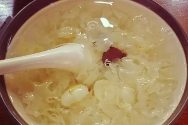 银耳|女性到了中年,想要保养脸蛋,不妨多吃此物,滋阴养颜显年轻