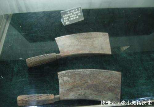 此人两把菜刀起家 会议上曾言 把一切献给党 唯独这个属于自己 快资讯