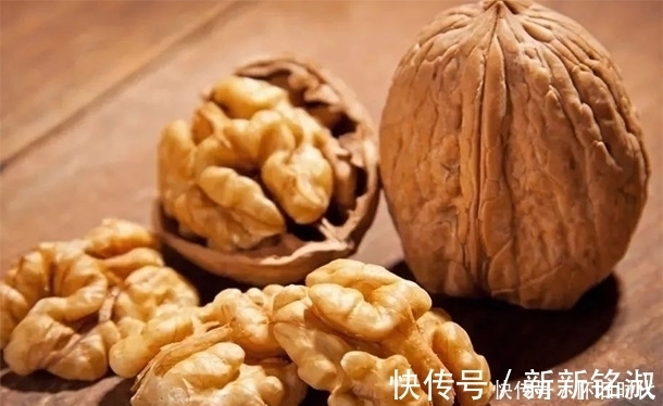 外皮|核桃放久了变黑,还能吃吗?营养师:很多人吃错了,答案都在这里