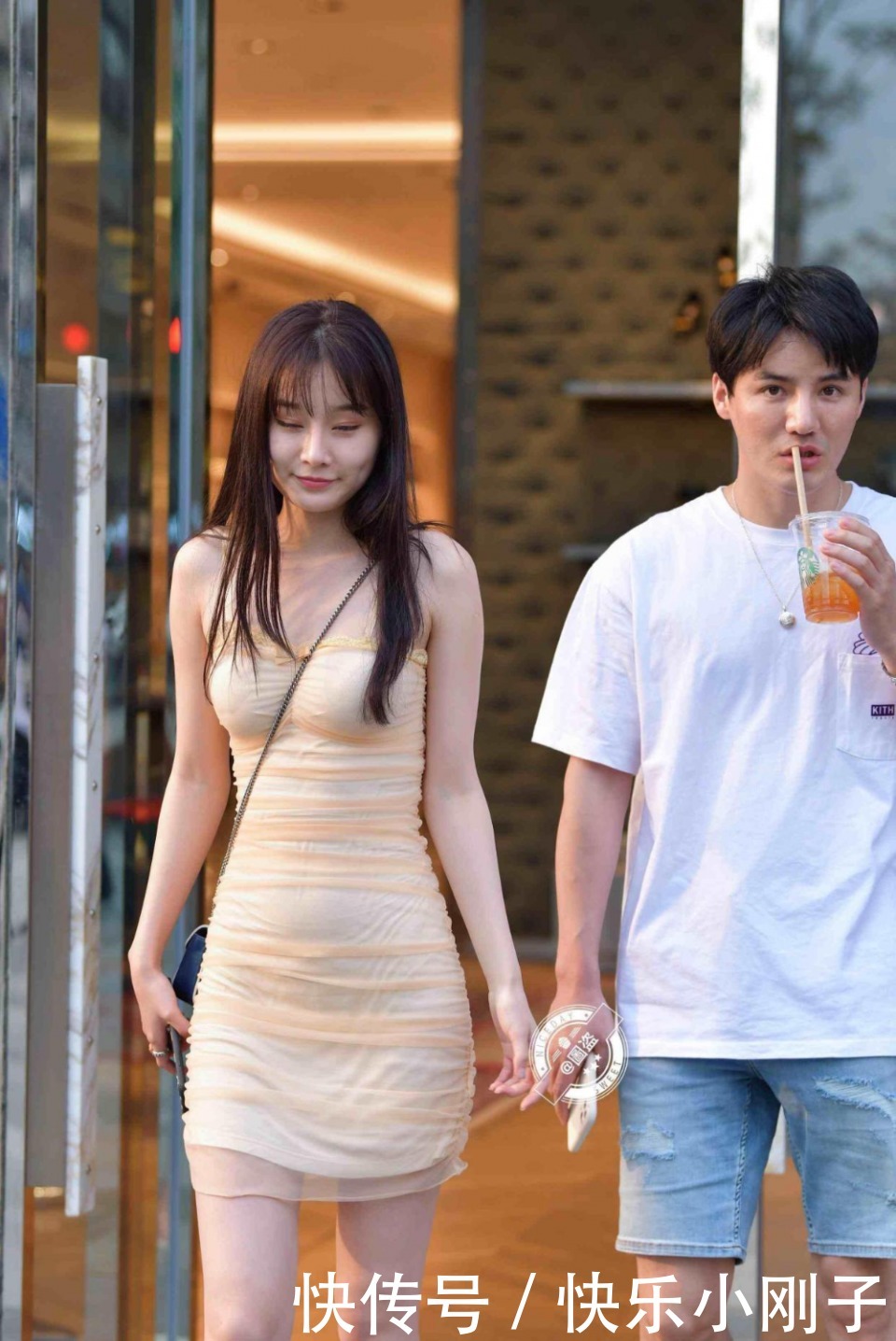 丰润|丰润紧致的连衣裙美女,搭配好上装和鞋子,好有创意