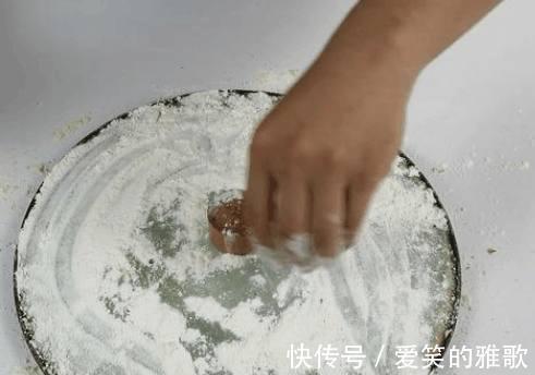 面粉|锅盖油污太多不好清理？清洗时加2个“小东西”，锅盖干净锃亮！