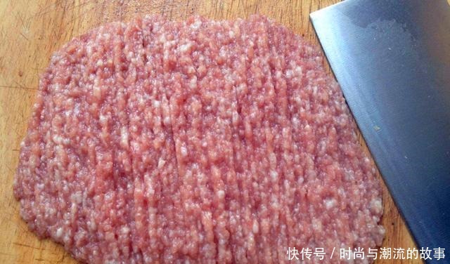 调猪肉馅时,掌握这3个关键技巧,肉馅软嫩多汁,不柴不硬更入味