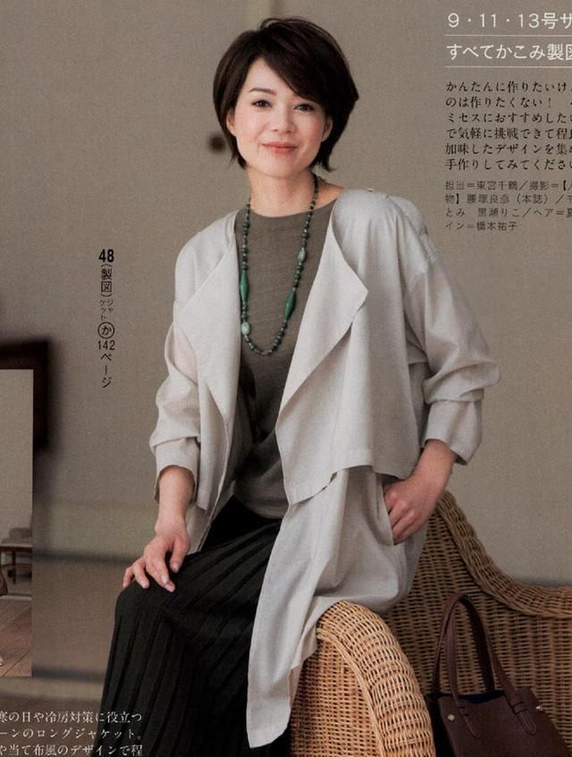 立体感|女人年过五十别总穿裤子，裙装穿得好优雅还减龄，显瘦也更显气质
