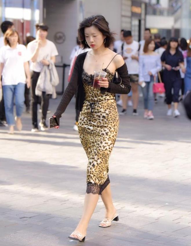 婀娜|气质清纯的小美女,阔腿裤搭配轻柔的上衣,身姿婀娜气质优雅不凡