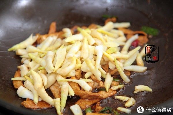 竹笋炒肉|一大早，妈妈送来一袋子“竹笋”，这么小的竹笋，到底能不能吃？