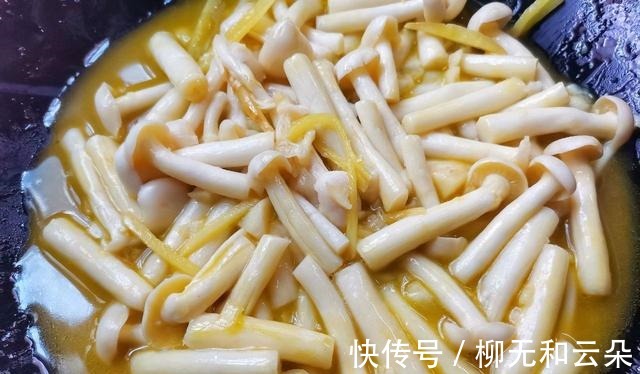 西蓝花炒白玉菇|家常西蓝花炒白玉菇，味道清淡又鲜美，大人小孩都爱吃！
