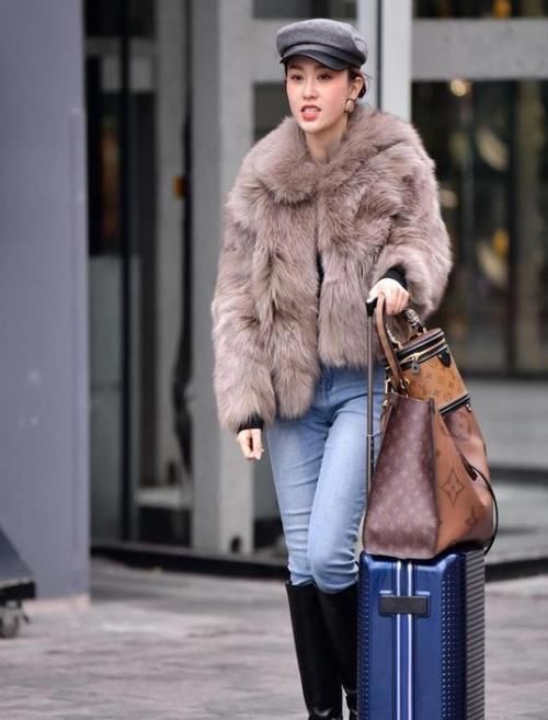 身材高挑|身材高挑的美女，一件白色长款外套，仙女利落很显名媛气质