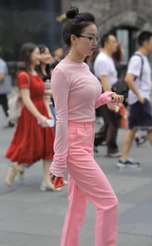街拍美女小姐姐浅粉色长袖搭配荧光粉休闲裤,显得优雅又知性