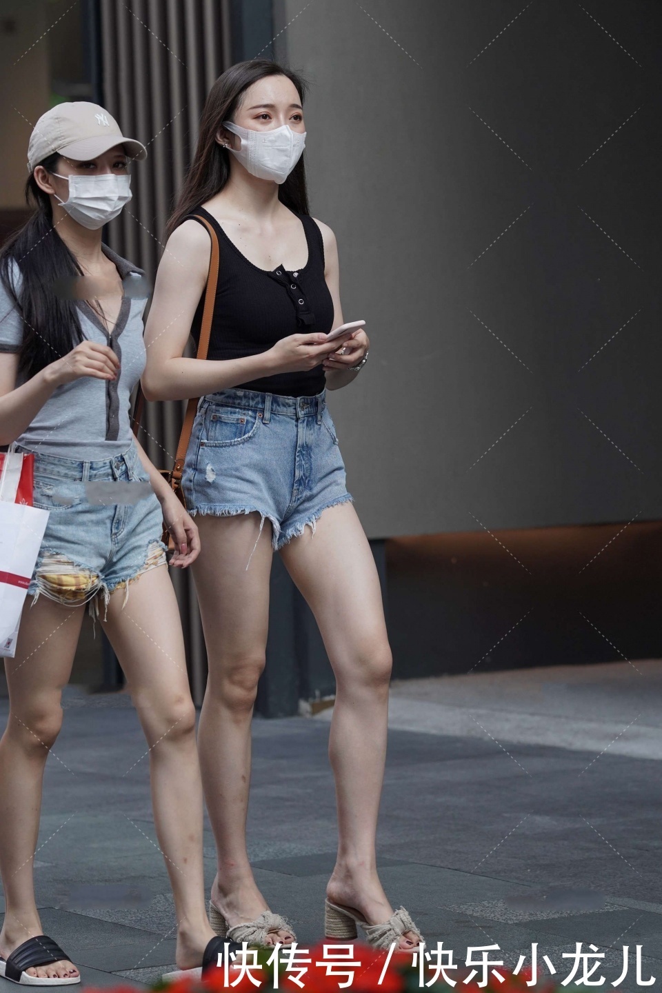 紫外线|黑色的无袖背心搭配牛仔短裤,穿搭特别显腿长,简单又时尚