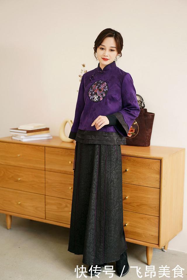 年过50岁的女人,冬天棉衣建议“买短不买长”,这样穿优雅减龄