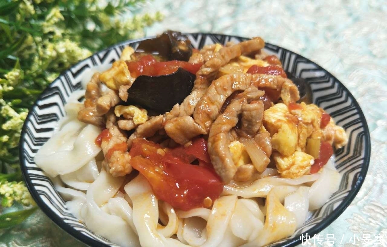 自己做的手工西红柿鸡蛋打卤面,汁浓面爽,比饭馆里的好吃!