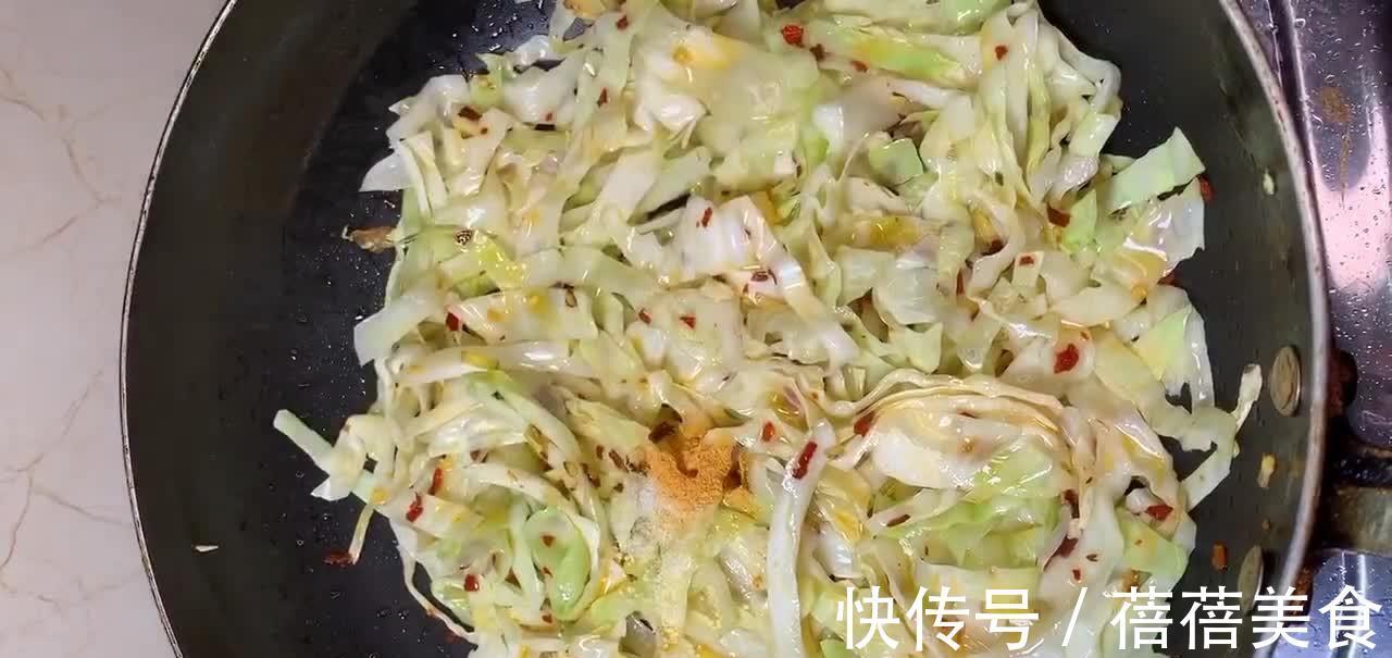 包菜炒粉条,5块钱1整盘,营养丰富清香味美,不放肉末照样香