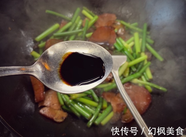 腊肠|炒蒜苔时，最怕直接下锅，学会一妙招，蒜苔翠绿不发黄，也入味