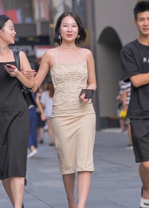 时尚|美女街拍小姐姐紧身背心搭配紧身裤,清新优雅又显美丽高贵