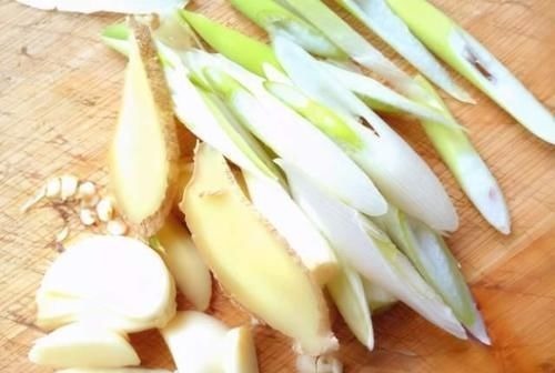 炖鱼时,别只会放料酒和醋,多加这1样,鱼肉鲜嫩香,还无腥味