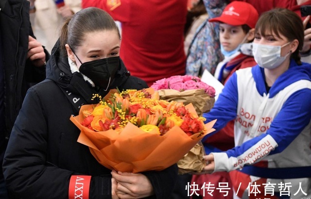 K宝|K宝哭红了双眼!回到俄罗斯大批粉丝热情欢迎,并送上了鲜花
