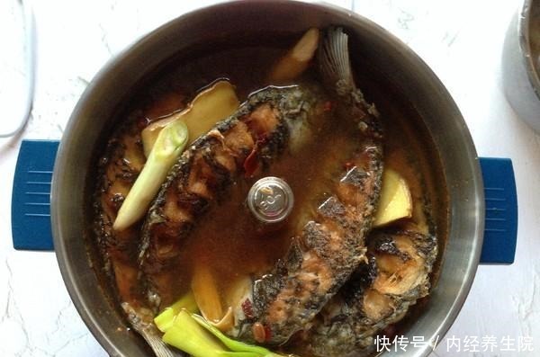 鱼刺卡在喉咙里,吞米饭喝醋都不行,教你这2招,鱼刺自己跑出来