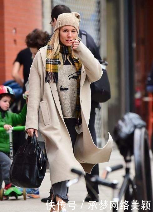 今年冬天“大衣+帽子”火了,时髦保暖还显脸小,潮人们都上头了