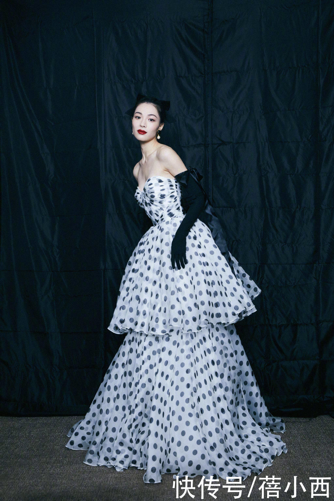 穿搭|58岁毛阿敏越老越时髦，穿白衬衫配牛仔裤走机场，170身材太出挑