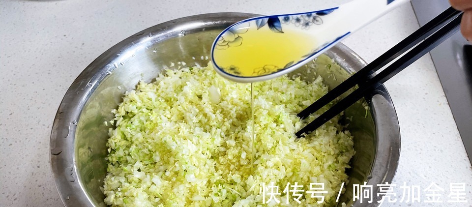 冬天饺子最爱这个馅,比韭菜香多了,一口一个吃不停嘴,特解馋!