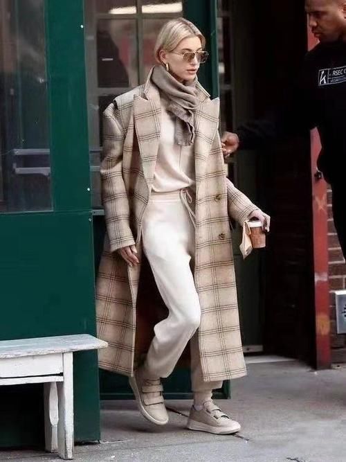 大衣样式千篇一律怎么摆脱路人感？学会这些穿搭技巧，走路都拉风