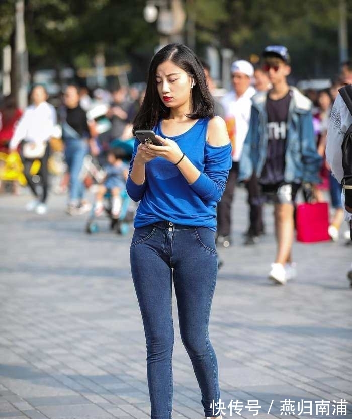 牛仔裤|女神街拍:白色T恤搭配牛仔裤的小少妇,回头率真的好高