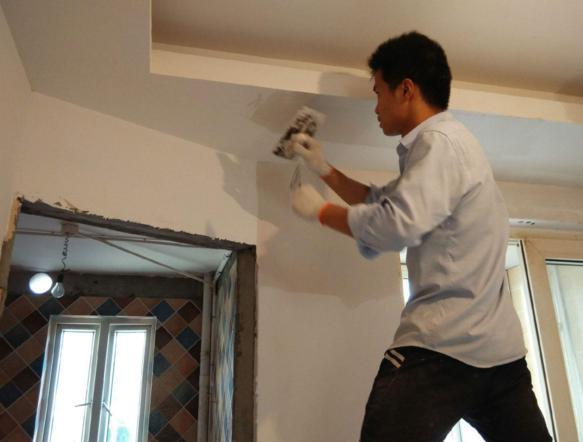 检查|腻子刮完以后怎样检查不用什么仪器,其实一个手电筒就够了