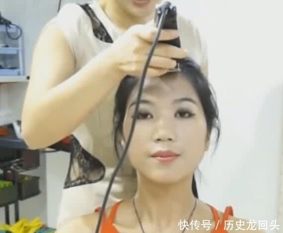 小姐姐去理发店,发型师手一抖剃了个光头,小姐姐哭着同意剃完