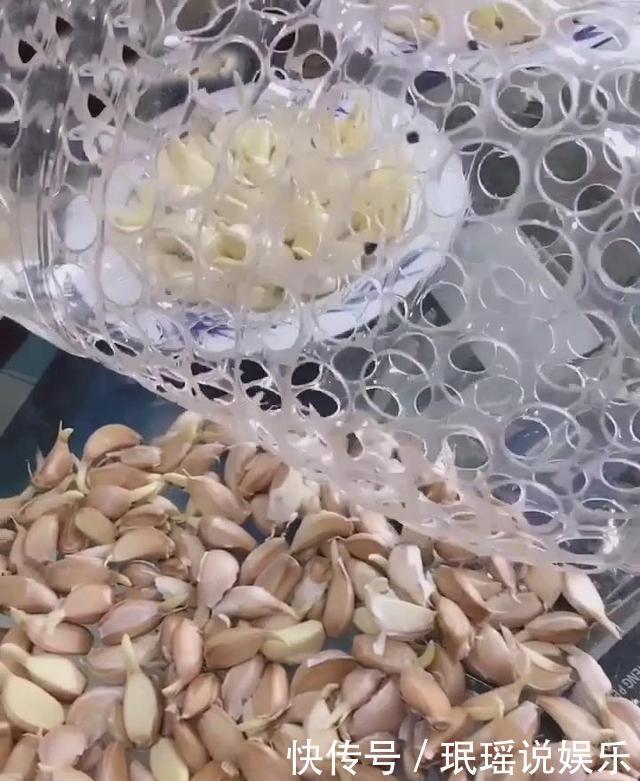 老妈把大蒜放进塑料瓶里,6天之后,满满的惊喜