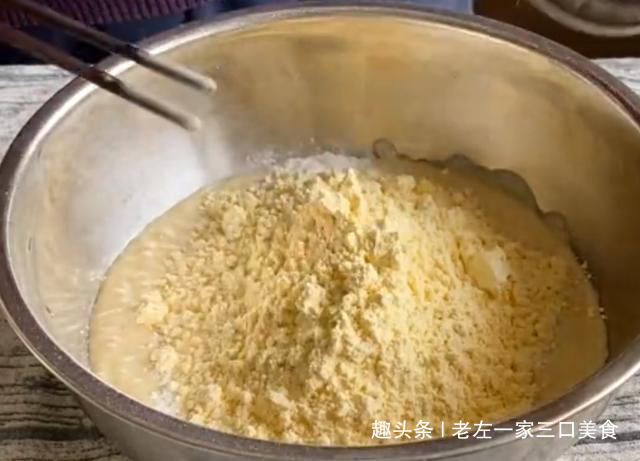宅在家里做美食，玉米面粗粮发面饼，一压一个，柔软细腻口感好
