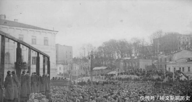 死亡|被照片定格的死亡瞬间！莫斯科竖起高大木桩，纳粹战犯被判处绞刑