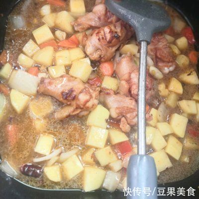 神秘美味原汁原味，土豆烧鸡，今晚请偷偷吃