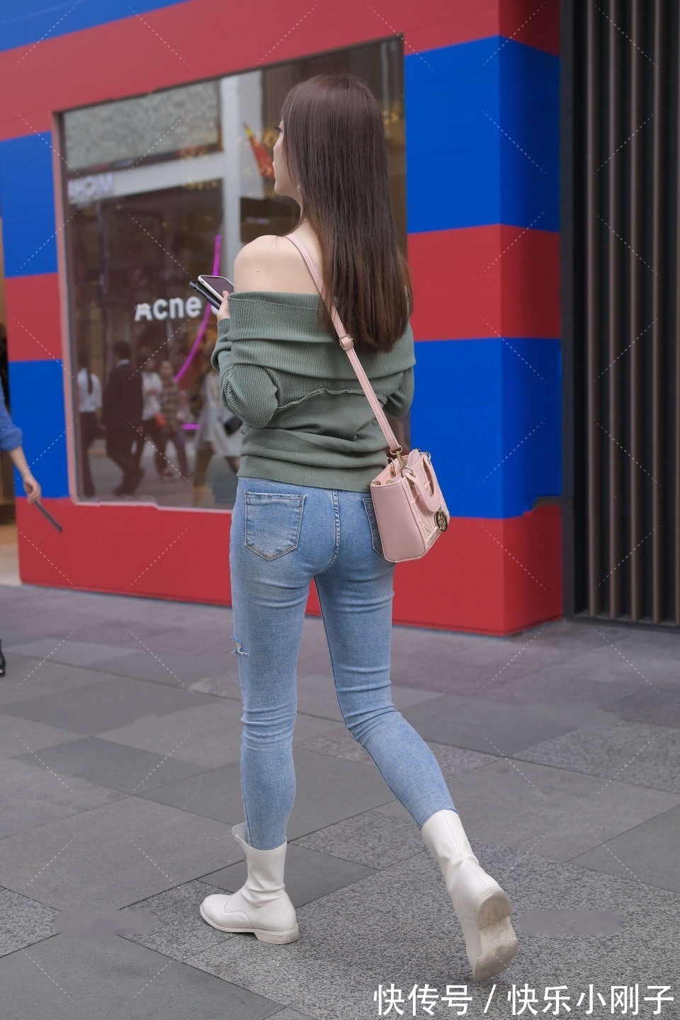 搭配|简单的单品也有魅力，修身打底搭配牛仔裤，穿出性感时尚