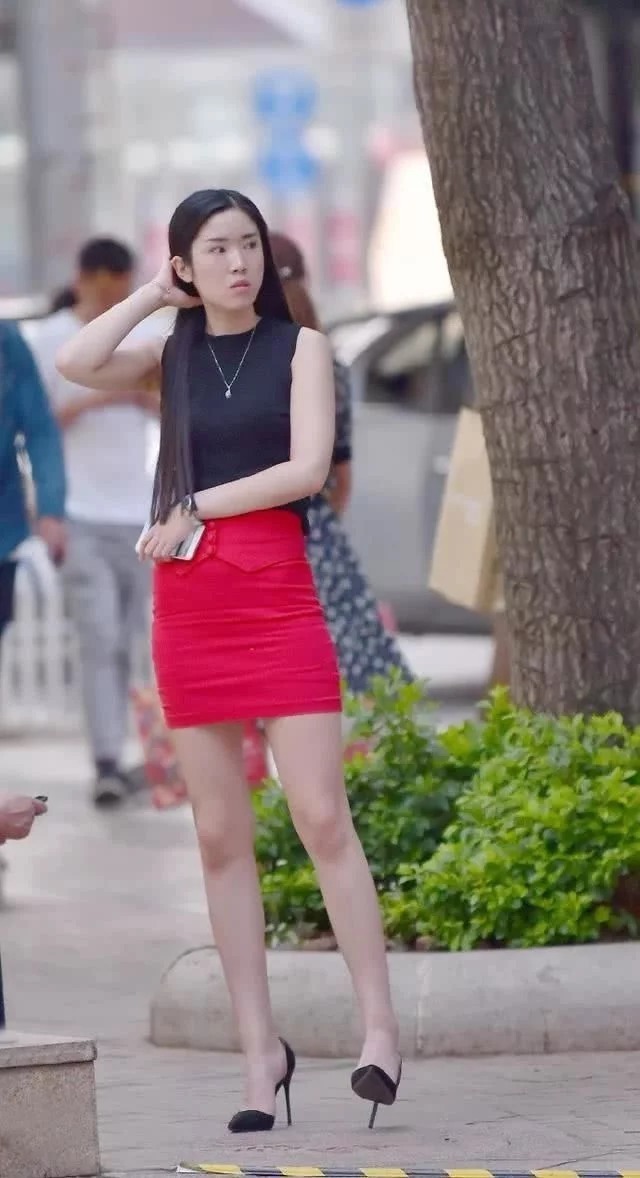 牛仔裤|街拍:肤如凝脂的美女,身穿白色背心配浅色牛仔裤,青春靓丽气质