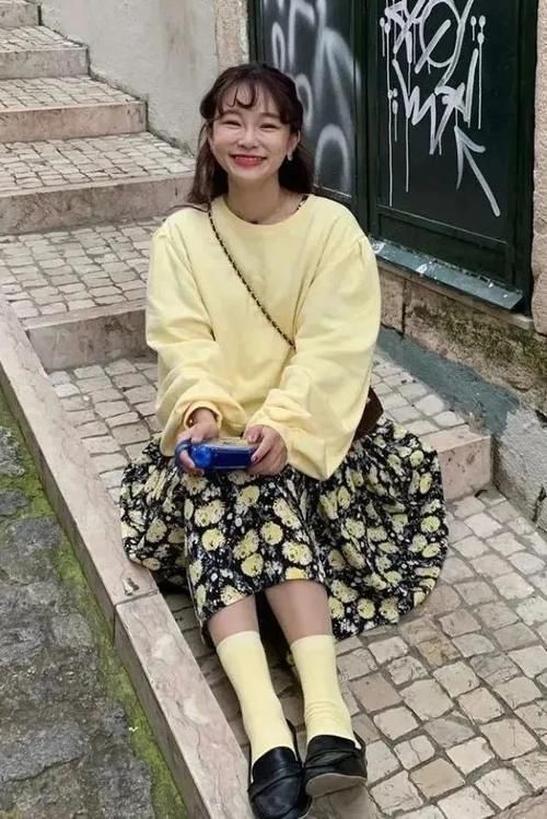 “卫衣＋碎花裙”＝今年春天最火混搭，时髦减龄显气质！