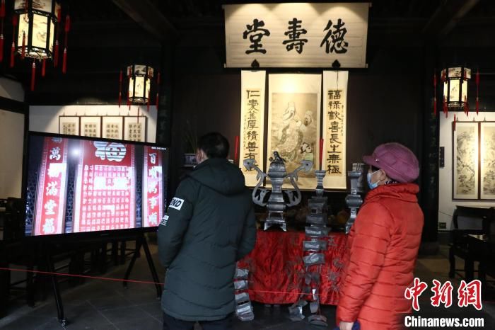 细雨|访浙江绍兴鲁迅故里：大年初一年味浓 民众细雨中祈福