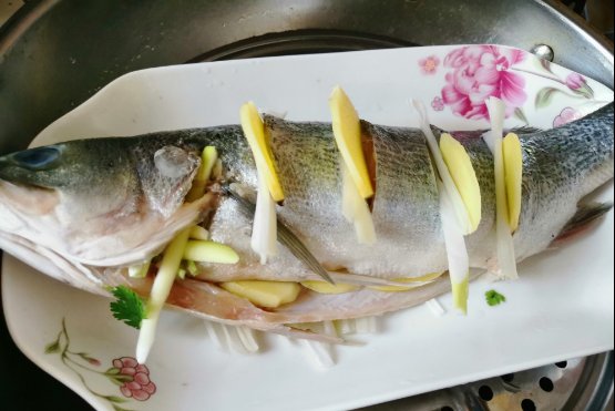 清蒸鲈鱼时,牢记“2不放,加3样”的秘诀,鱼肉嫩白,鲜甜无腥味