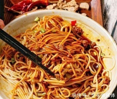 葱段|做炸酱面，用黄豆酱好还是甜面酱好很多人做错，难怪不香还难吃！