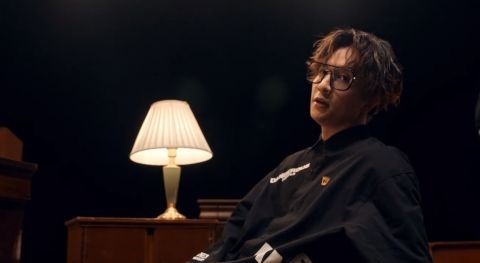 十個薛之謙，抒發(fā)15年的感慨：當(dāng)燈光打在身上，哪有理由不去聲嘶力竭