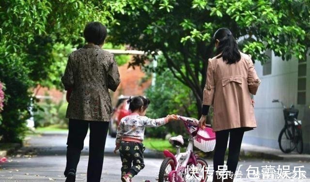 产房|“最美外婆”产房外火了,风头盖过刚出生宝宝,生护士都看直了眼