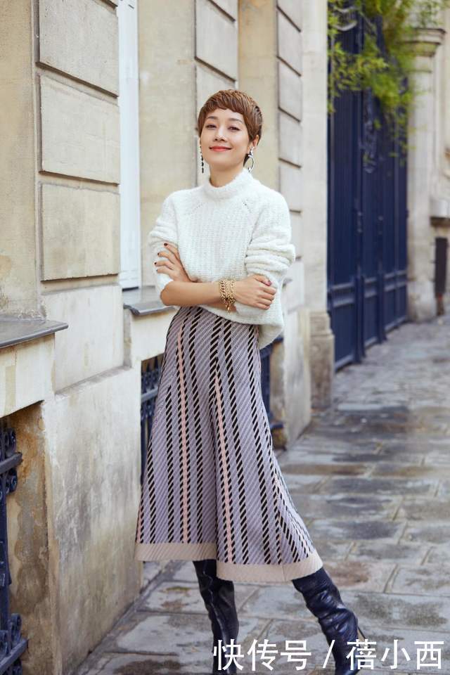 围巾|马伊琍的机场穿搭才叫时髦,一身撞色混搭超减龄,紫色围巾显气质