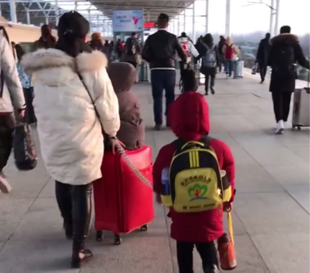 独自一人|妈妈独自带两个孩子出门,只好如此,接下来的画面让人眼圈发红