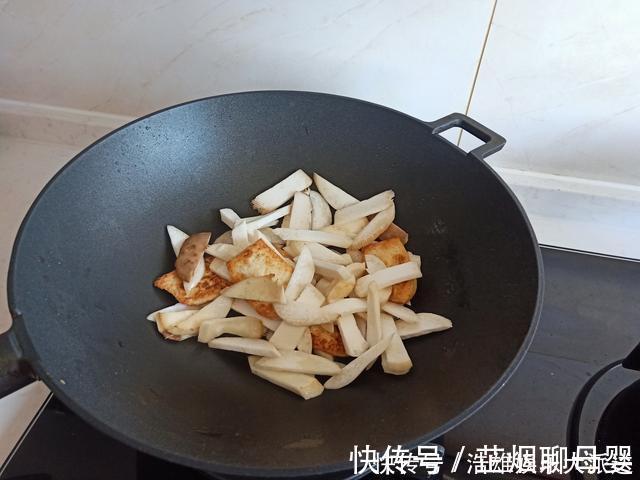 我家的极简晚餐，3个菜15分钟，好吃不贵又简单，吃得开心舒服