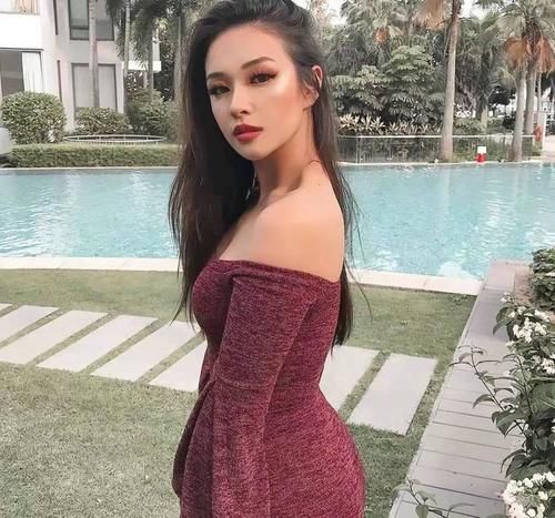 时尚街拍：非常开朗的少女，散发着一股青春活泼的气息