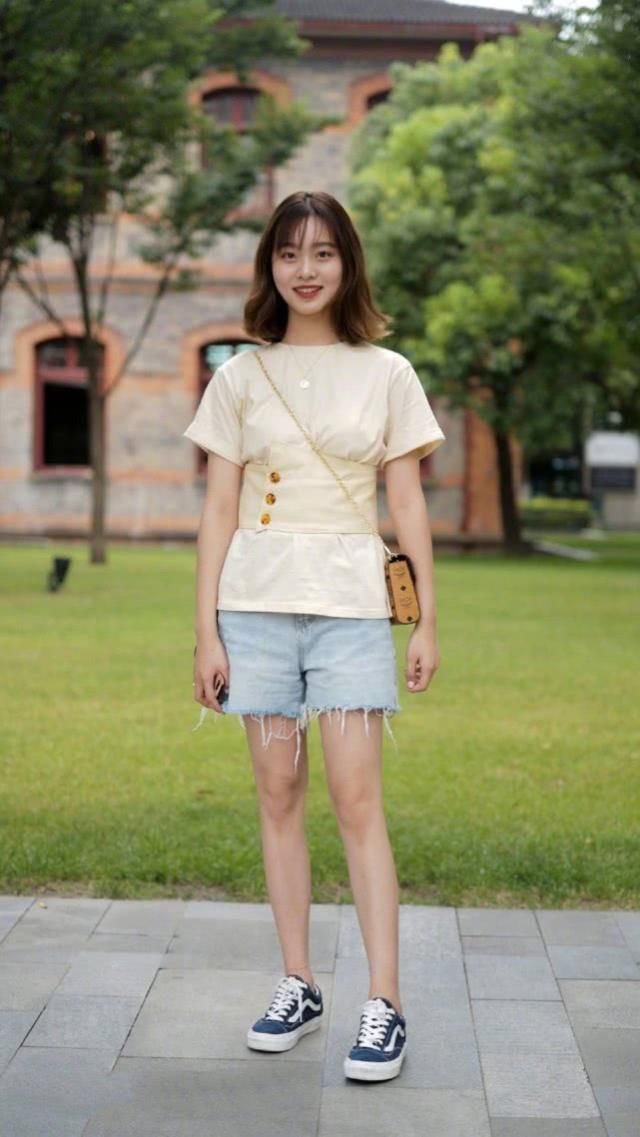 牛仔裤可以帮您秀出很好的身姿，简单大方也很有时尚的格调