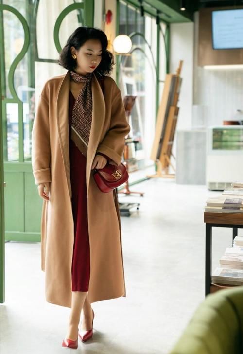 冬季怎么样穿裙子很关键，教你这3招搭配技巧，时髦优雅又保暖