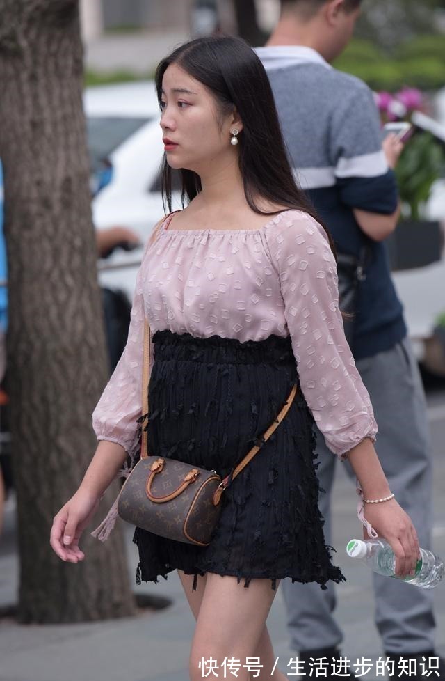 半身裙 连衣裙的设计,展示出都市丽人的形象,穿出个性的时尚感!